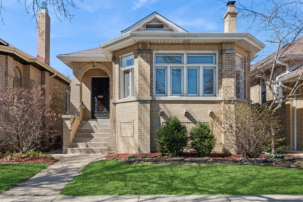 Unit for sale at 7446 N Rockwell Street, Chicago, IL 60645