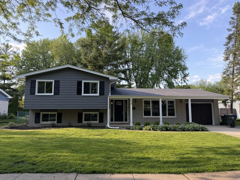 Unit for sale at 910 Fairlawn Avenue, Libertyville, IL 60048