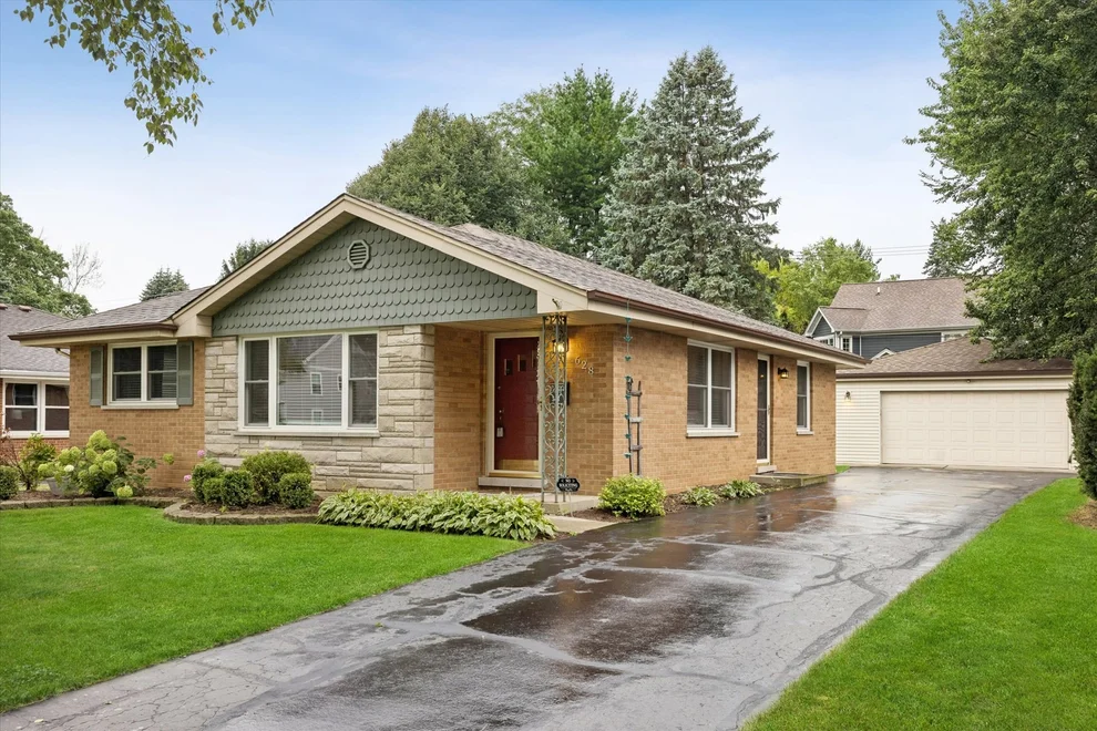 Unit for sale at 628 N Hickory Avenue, Arlington Heights, IL 60004