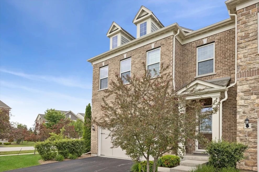 Unit for sale at 402 Highcroft Way, Lincolnshire, IL 60069