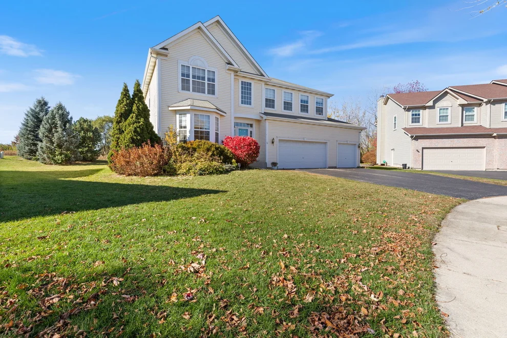 Unit for sale at 9 Lake Plumleigh Court, Algonquin, IL 60102