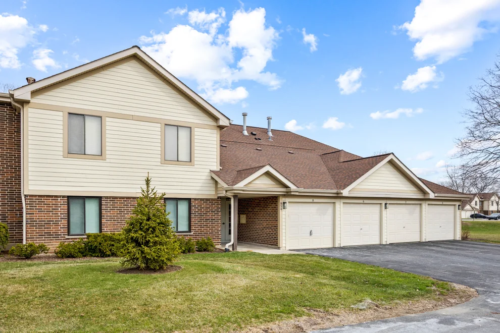 Unit for sale at 854 E Carriage Lane, Palatine, IL 60074