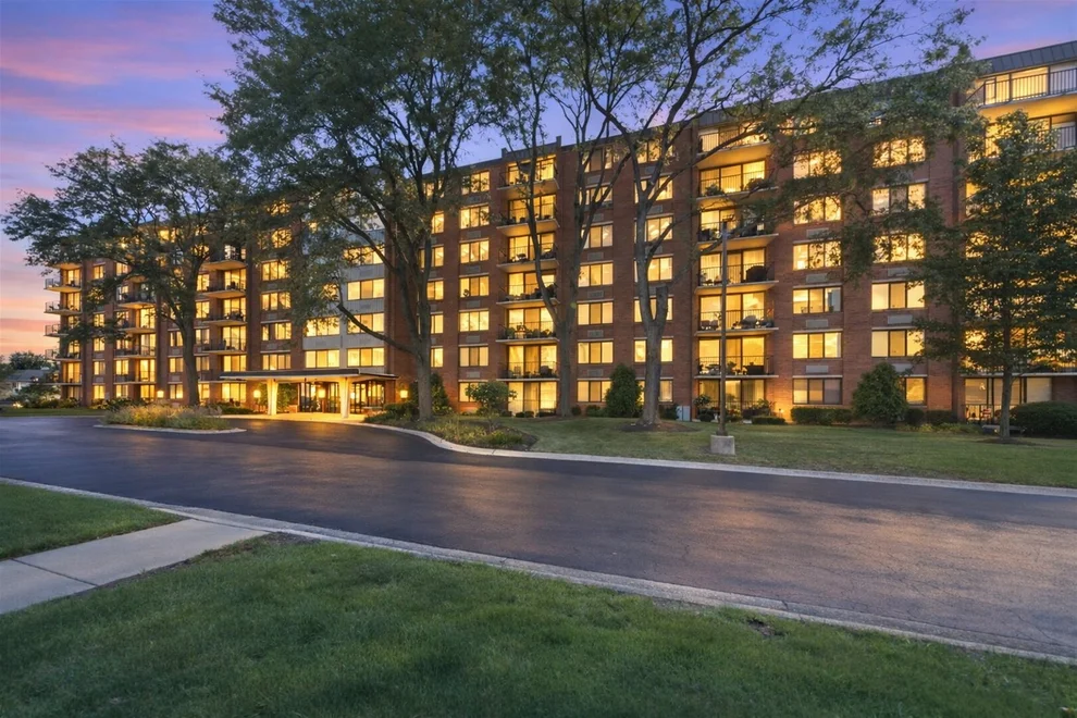Unit for sale at 2000 Saint Regis Drive, Lombard, IL 60148