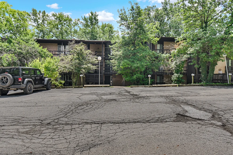 Unit for sale at 5503 Lakeside Drive, Lisle, IL 60532