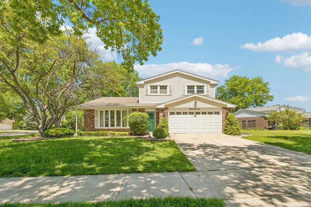 Unit for sale at 3051 N Huntington Drive, Arlington Heights, IL 60004
