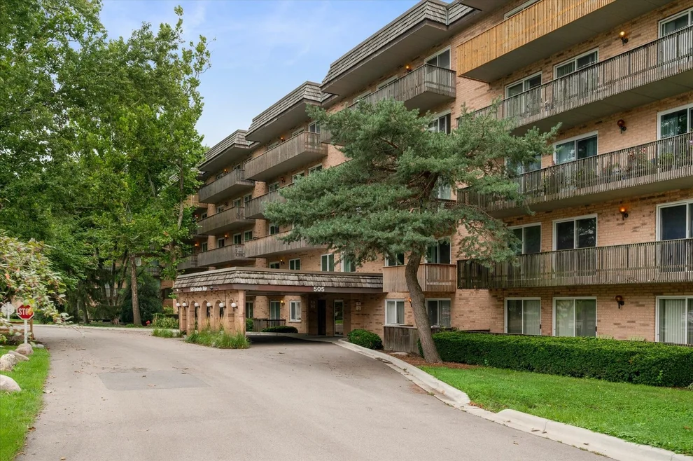Unit for sale at 505 Redondo Drive, Downers Grove, IL 60516