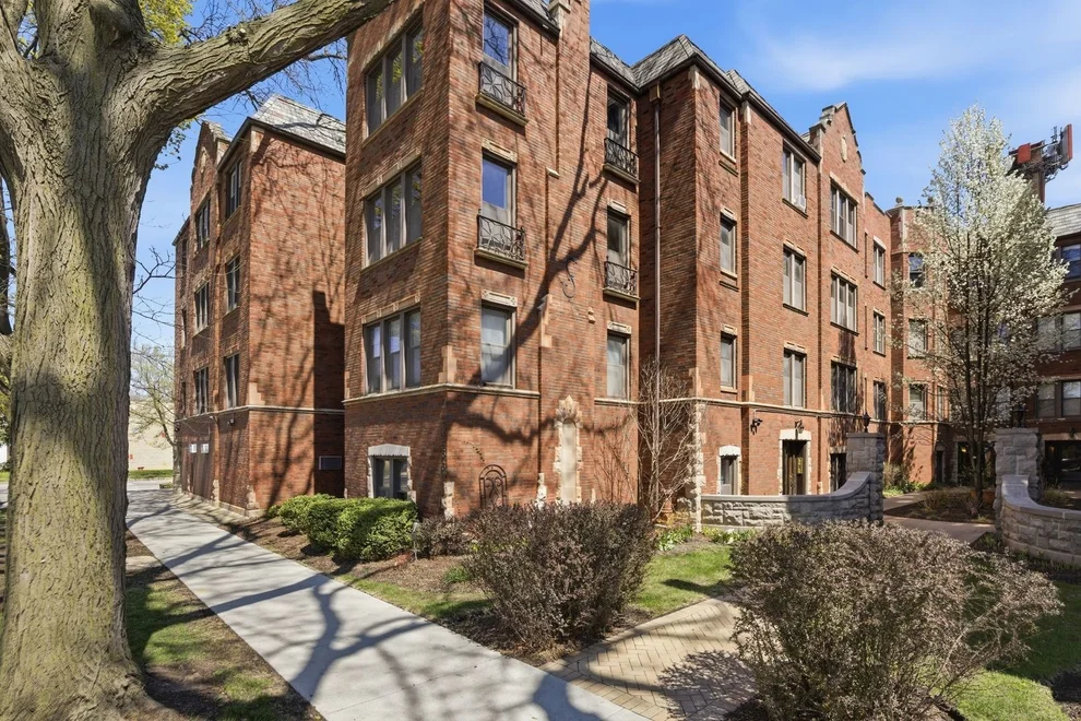 Unit for sale at 6761 N Artesian Avenue, Chicago, IL 60645
