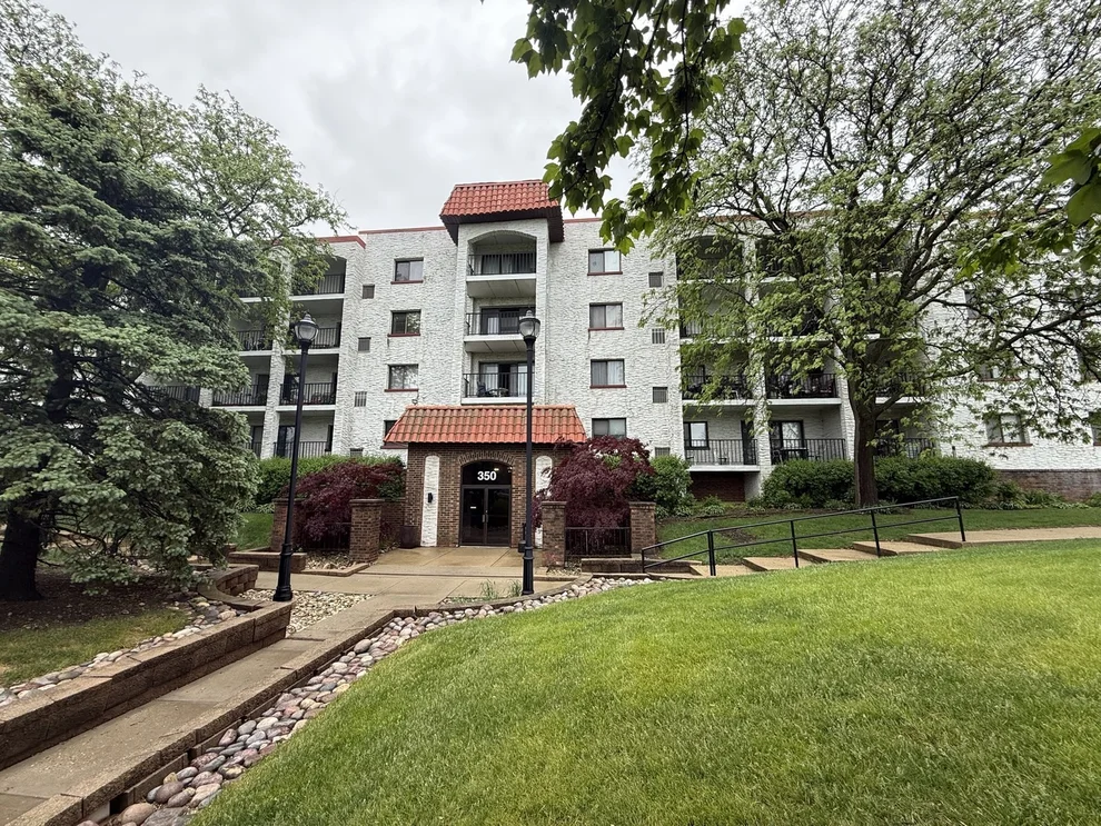 Unit for sale at 350 Plum Creek Drive, Wheeling, IL 60090