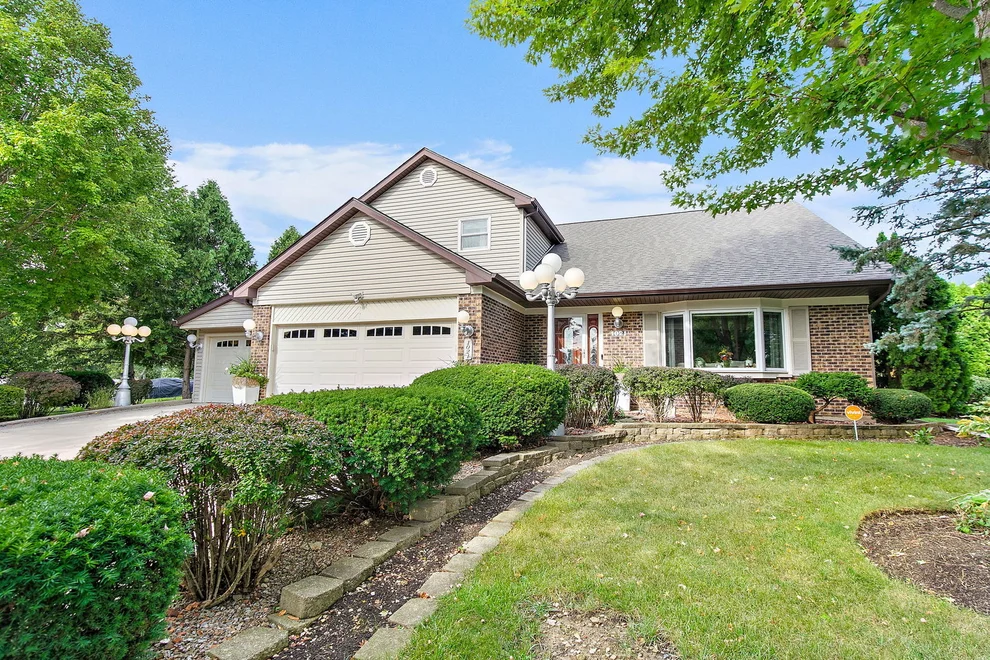 Unit for sale at 1021 Pheasant Trail, Carol Stream, IL 60188