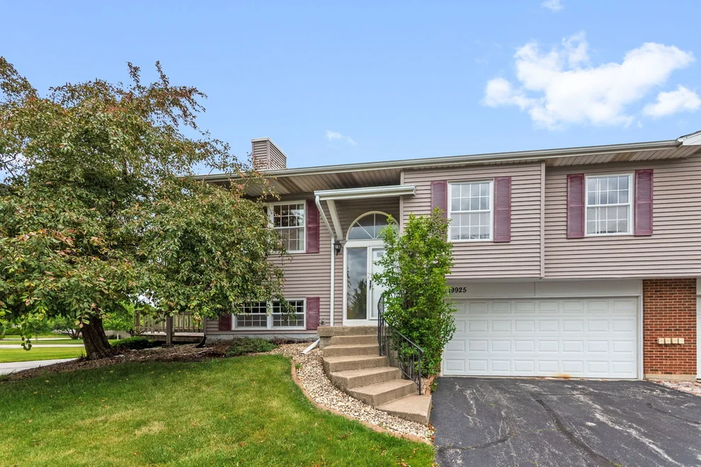 Unit for sale at 19925 S Edinburgh Lane, Frankfort, IL 60423