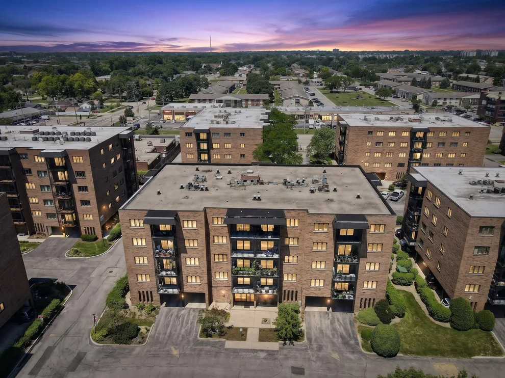 Unit for sale at 9374 Landings Street, Des Plaines, IL 60016