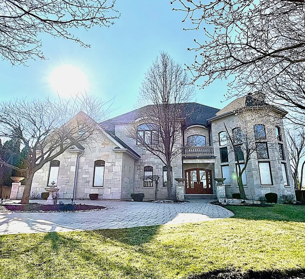 Unit for sale at 904 S Edgewood Lane, Mount Prospect, IL 60056