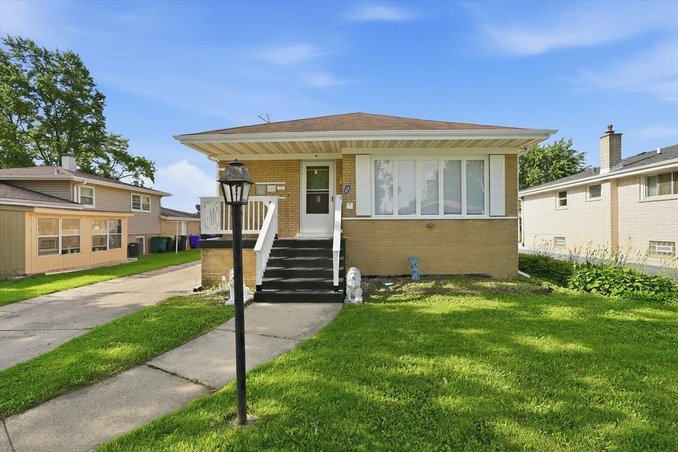 Unit for sale at 146 W 27th Place, Chicago Heights, IL 60411