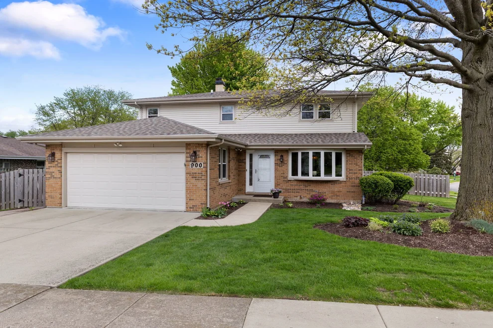 Unit for sale at 900 Dearborn Circle, Carol Stream, IL 60188