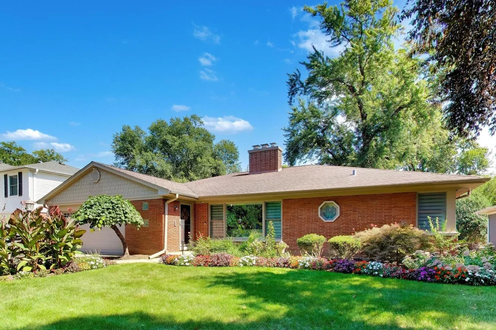 Unit for sale at 403 S We Go Trail, Mount Prospect, IL 60056