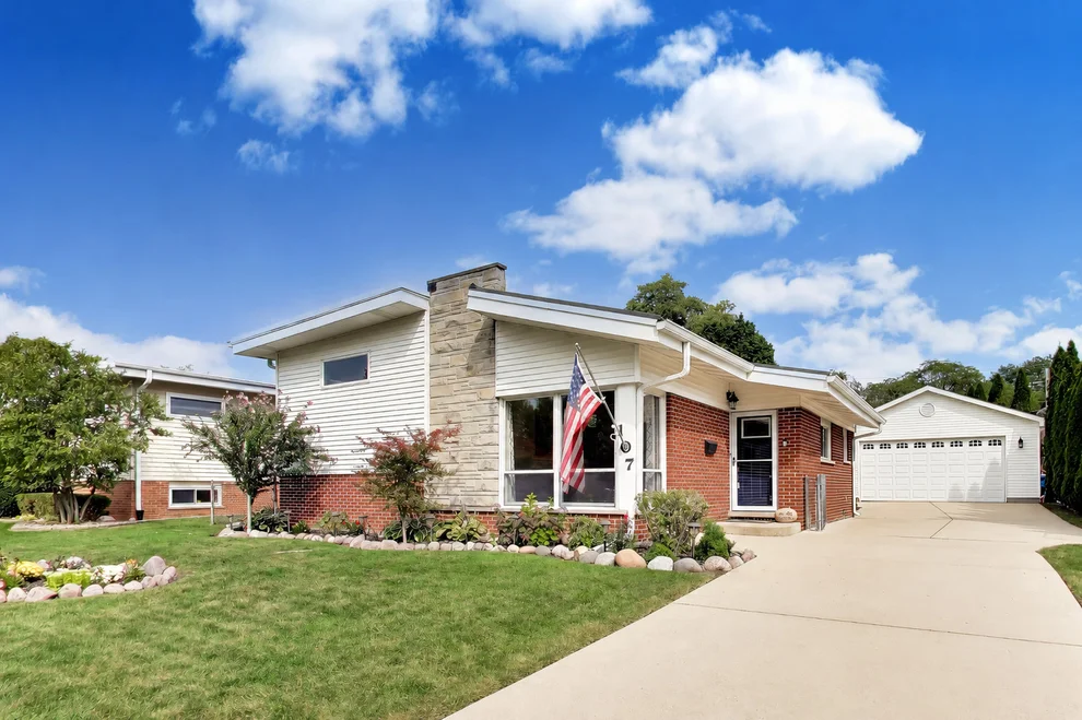 Unit for sale at 107 S Weller Lane, Mount Prospect, IL 60056