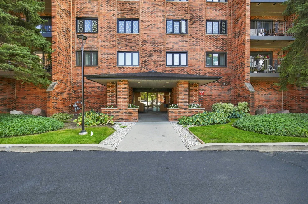 Unit for sale at 9357 Landings Lane, Des Plaines, IL 60016