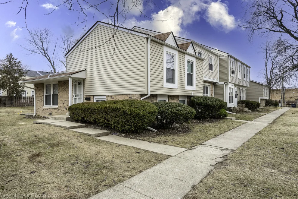 Unit for sale at 1101 Williamsburg Road, Country Club Hills, IL 60478