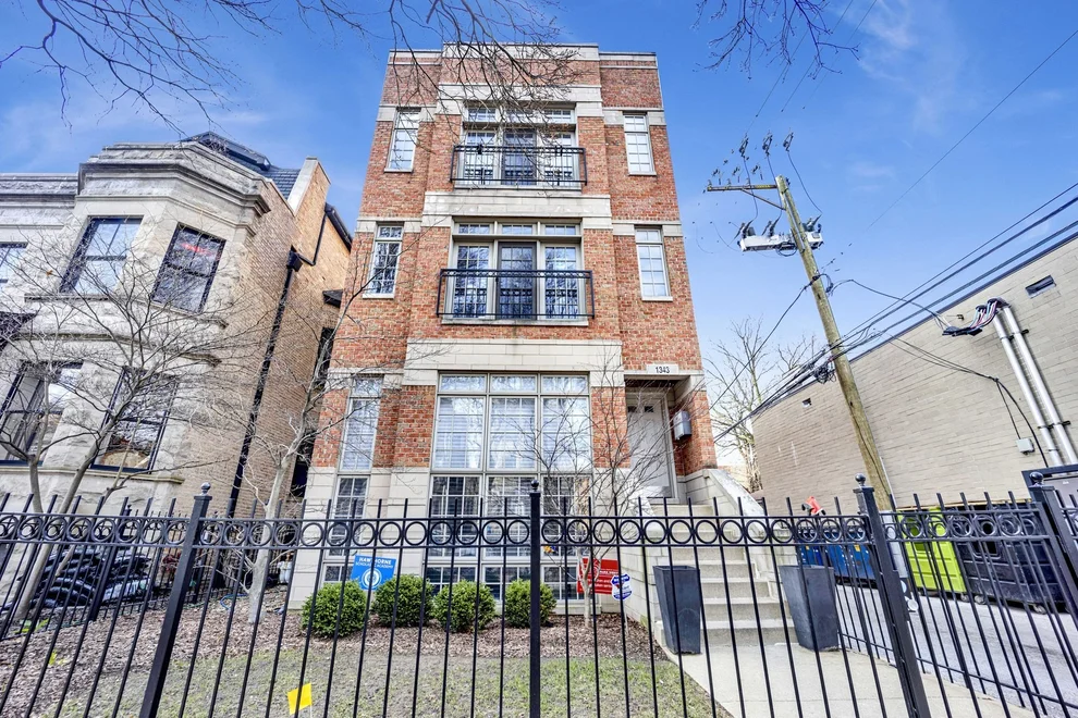 Unit for sale at 1343 W Cornelia Avenue, Chicago, IL 60657