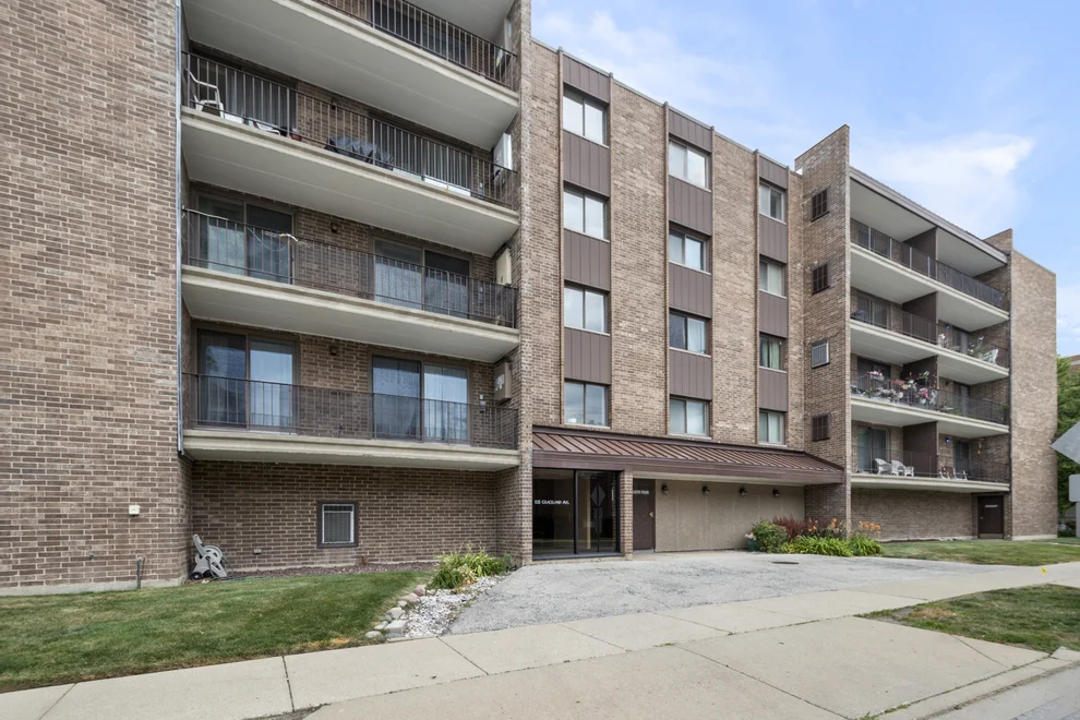 Unit for sale at 828 Graceland Avenue, Des Plaines, IL 60016