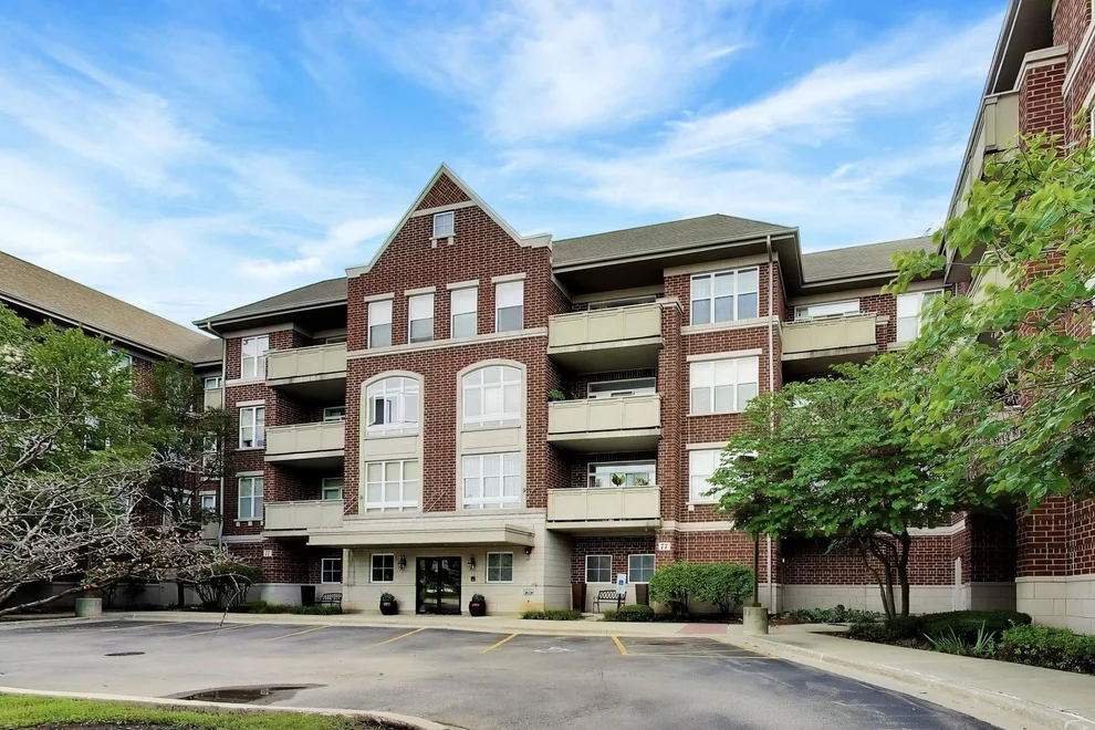 Unit for sale at 77 N Quentin Road, Palatine, IL 60067