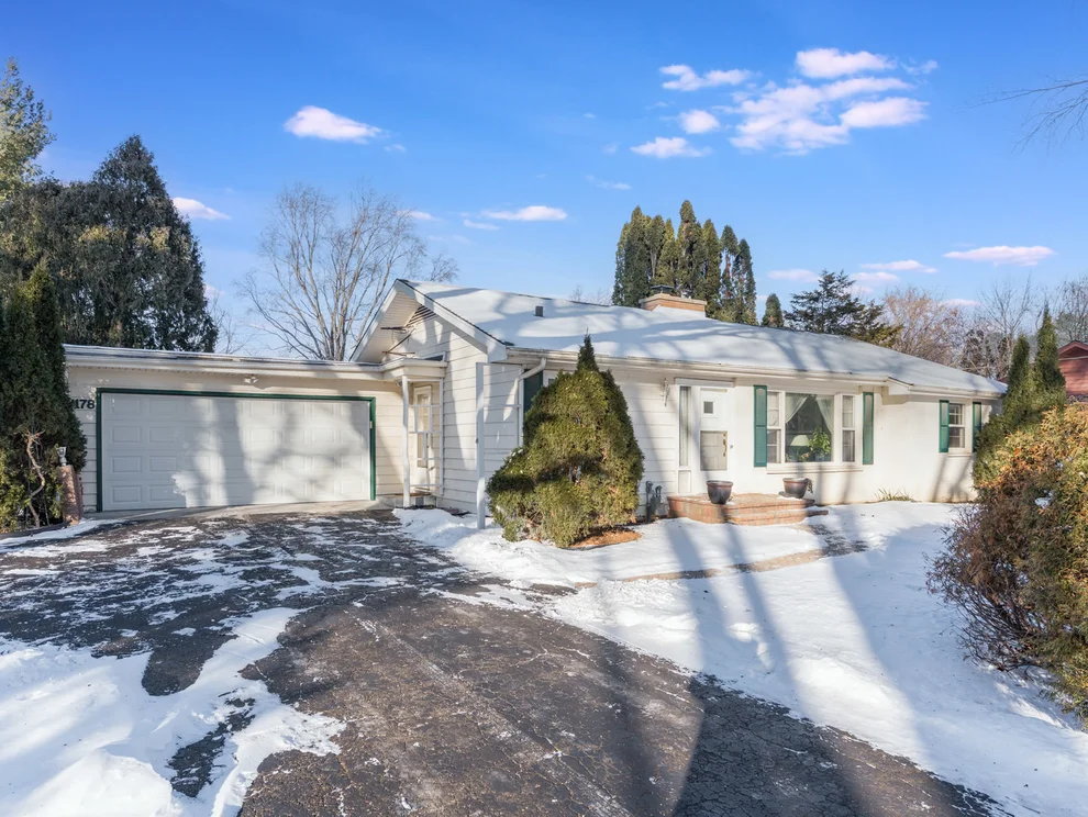 Unit for sale at 178 Brookhill Road, Libertyville, IL 60048