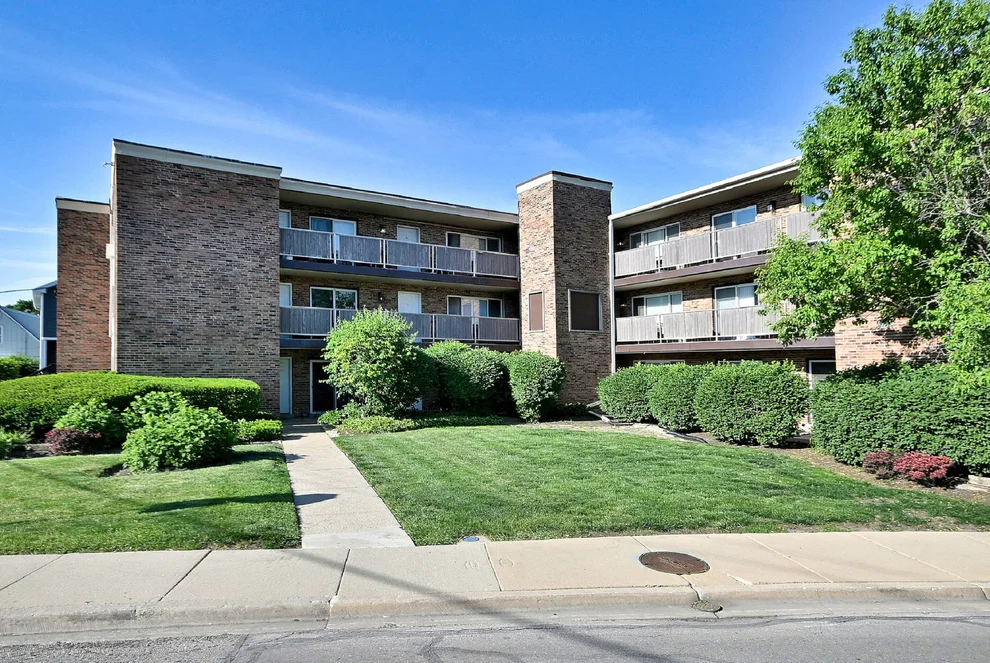Unit for sale at 600 S York Street, Elmhurst, IL 60126
