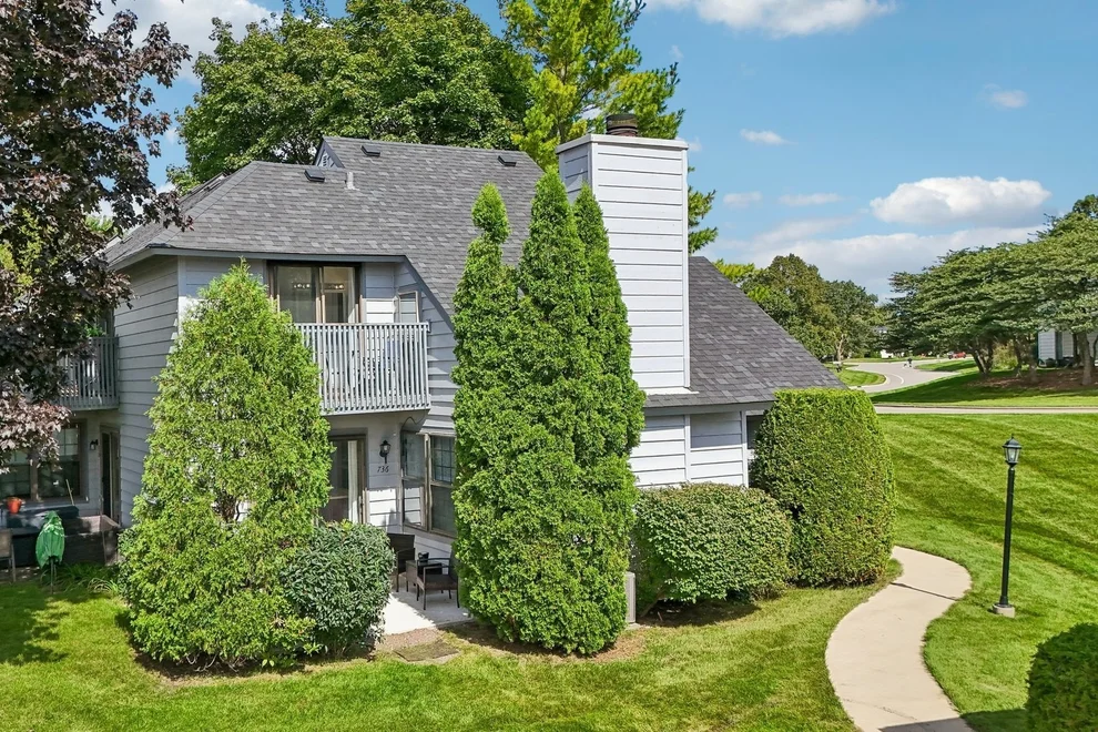Unit for sale at 736 Glen Way, Gurnee, IL 60031