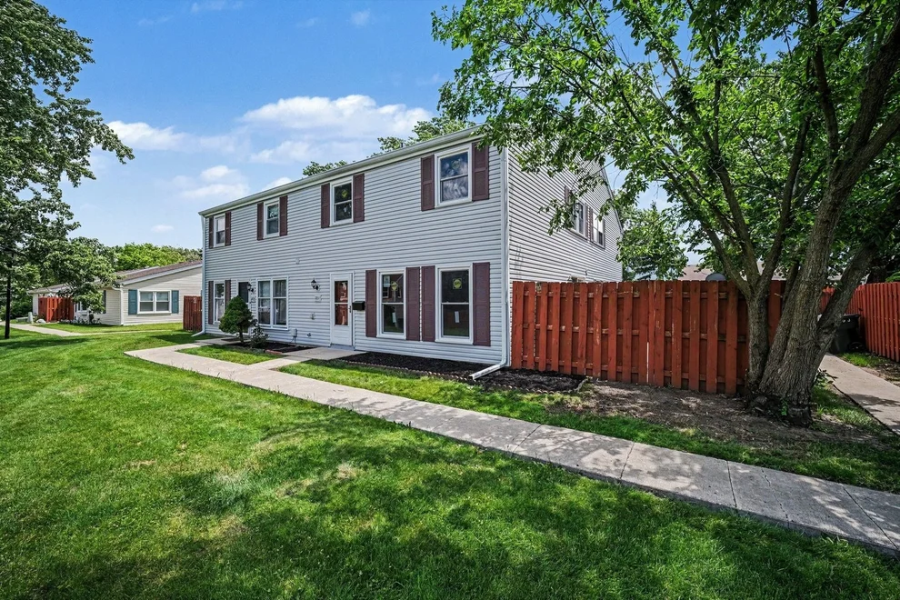 Unit for sale at 1801 Jamestown Circle, Hoffman Estates, IL 60169