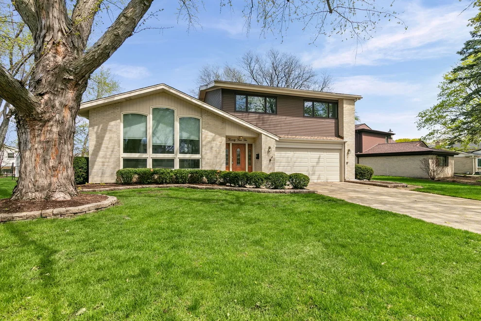 Unit for sale at 2410 E Northwood Court, Arlington Heights, IL 60004