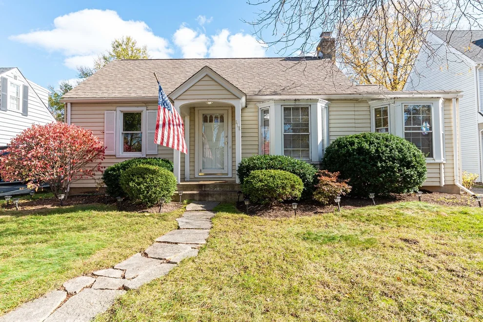 Unit for sale at 615 Division Street, Barrington, IL 60010