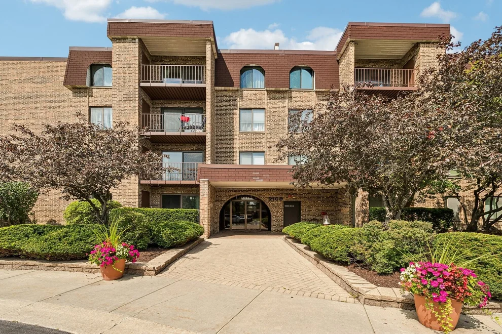 Unit for sale at 2100 Valencia Drive, Northbrook, IL 60062