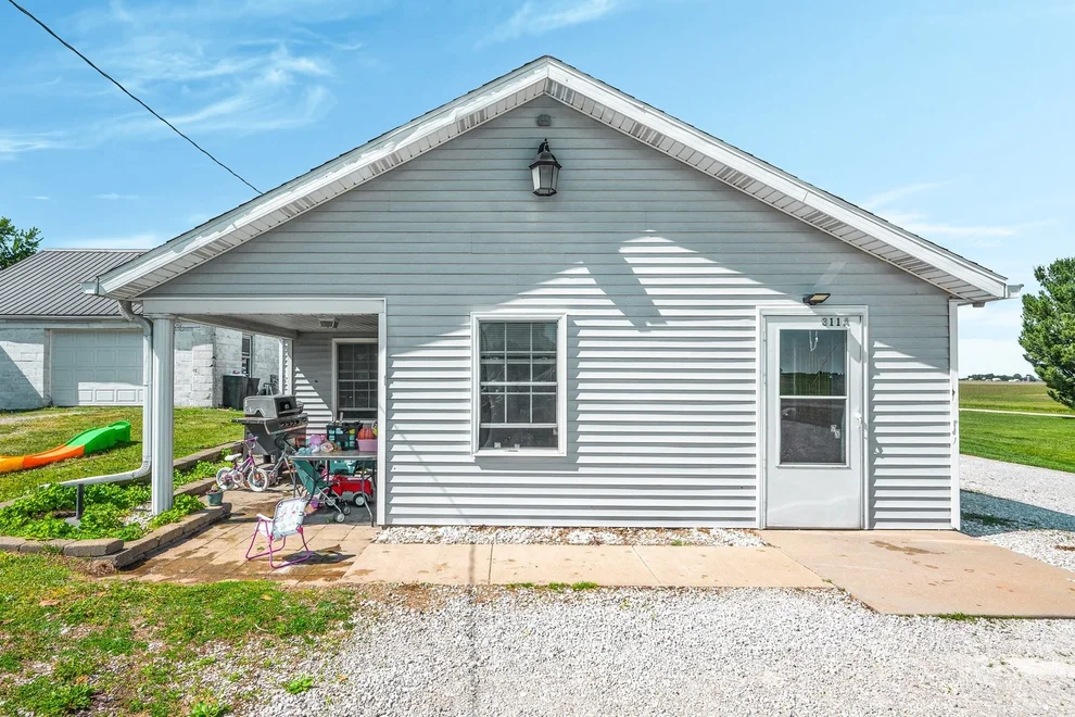 Unit for sale at 311 E Mckinley Avenue, Deer Creek, IL 61733