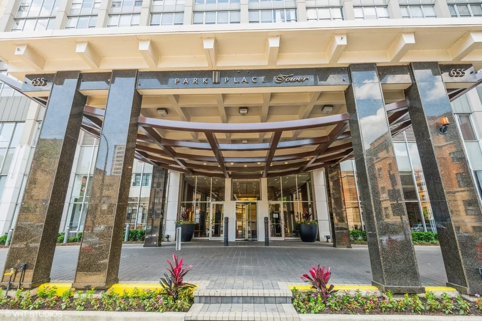Unit for sale at 655 W IRVING PARK Road, Chicago, IL 60613
