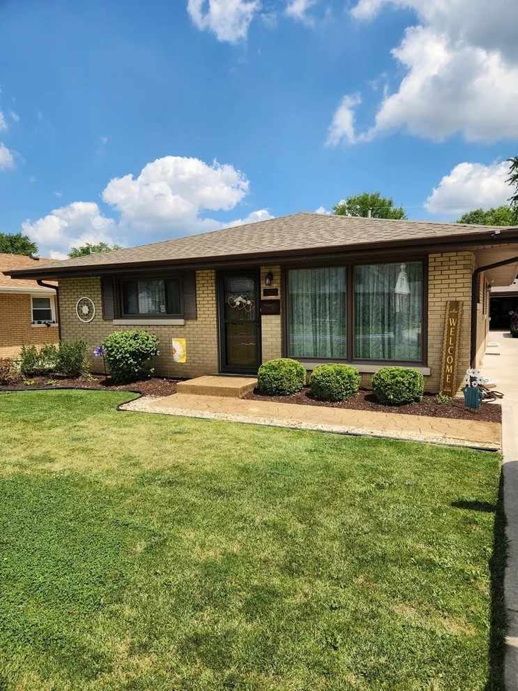 Unit for sale at 1910 Oakland Avenue, Crest Hill, IL 60403