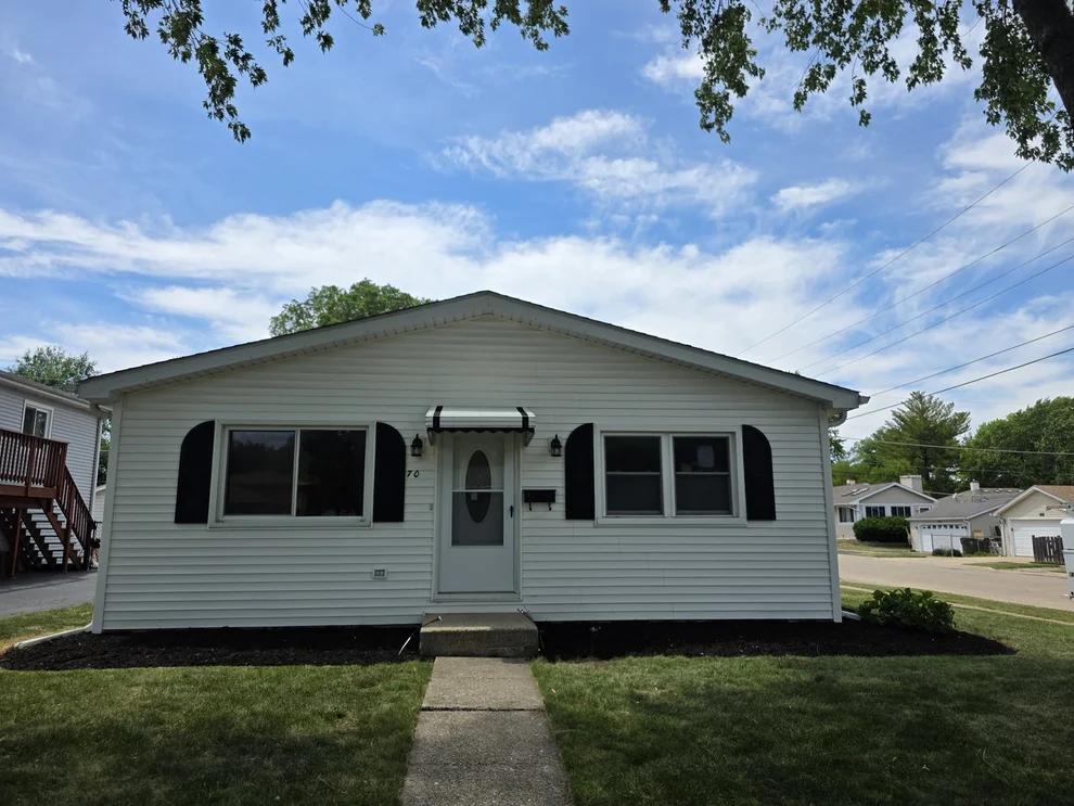 Unit for sale at 70 N Idlewild Avenue, Mundelein, IL 60060