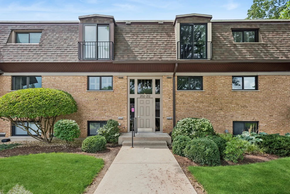 Unit for sale at 202 Kenston Court, Geneva, IL 60134