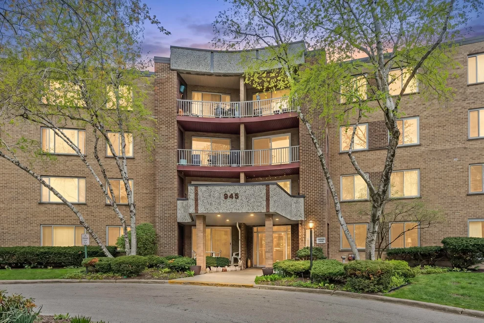 Unit for sale at 945 E Kenilworth Avenue, Palatine, IL 60074