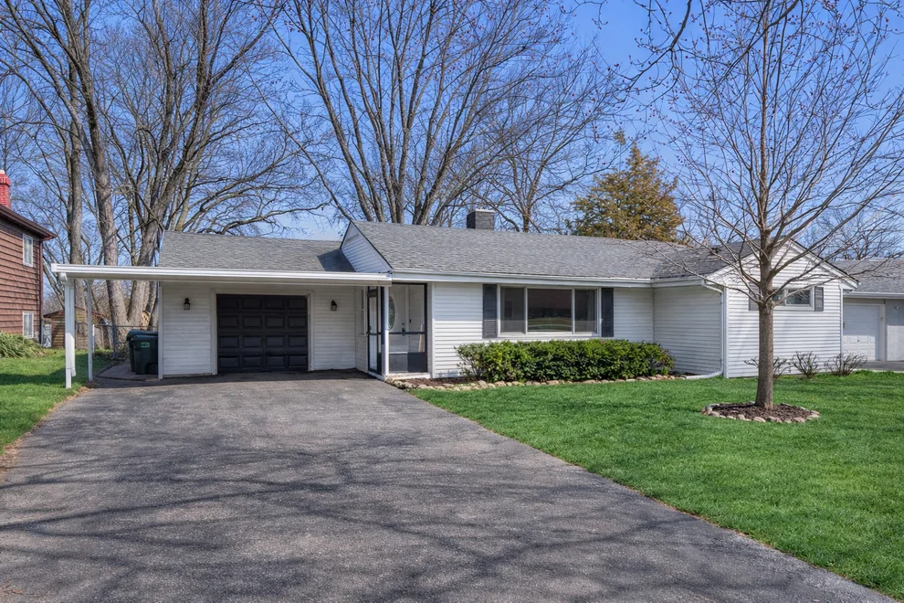 Unit for sale at 933 N Midlothian Road, Mundelein, IL 60060