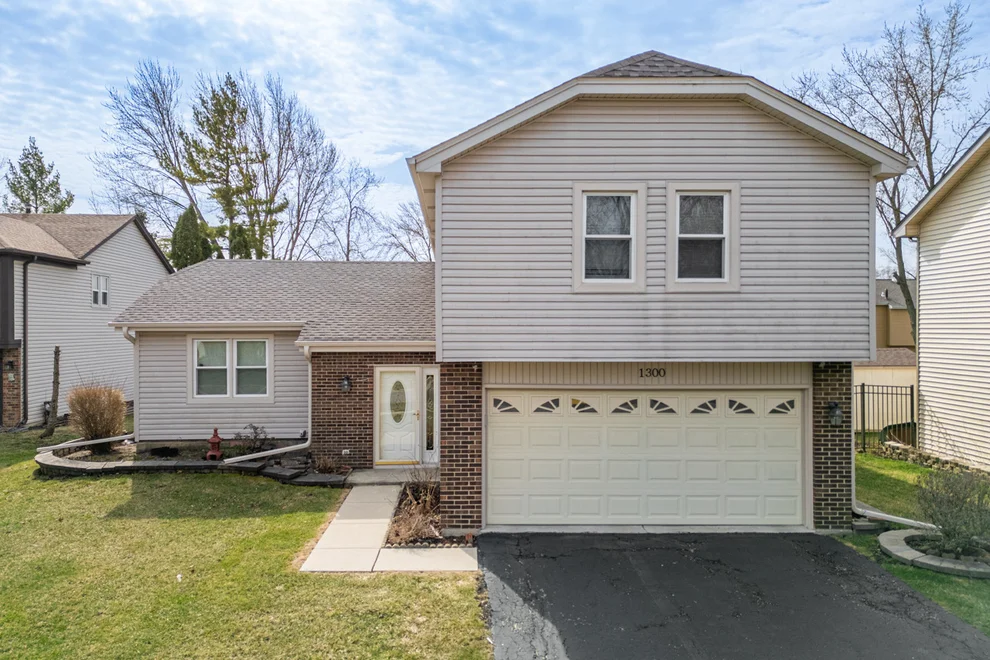 Unit for sale at 1300 Big Horn Trail, Carol Stream, IL 60188