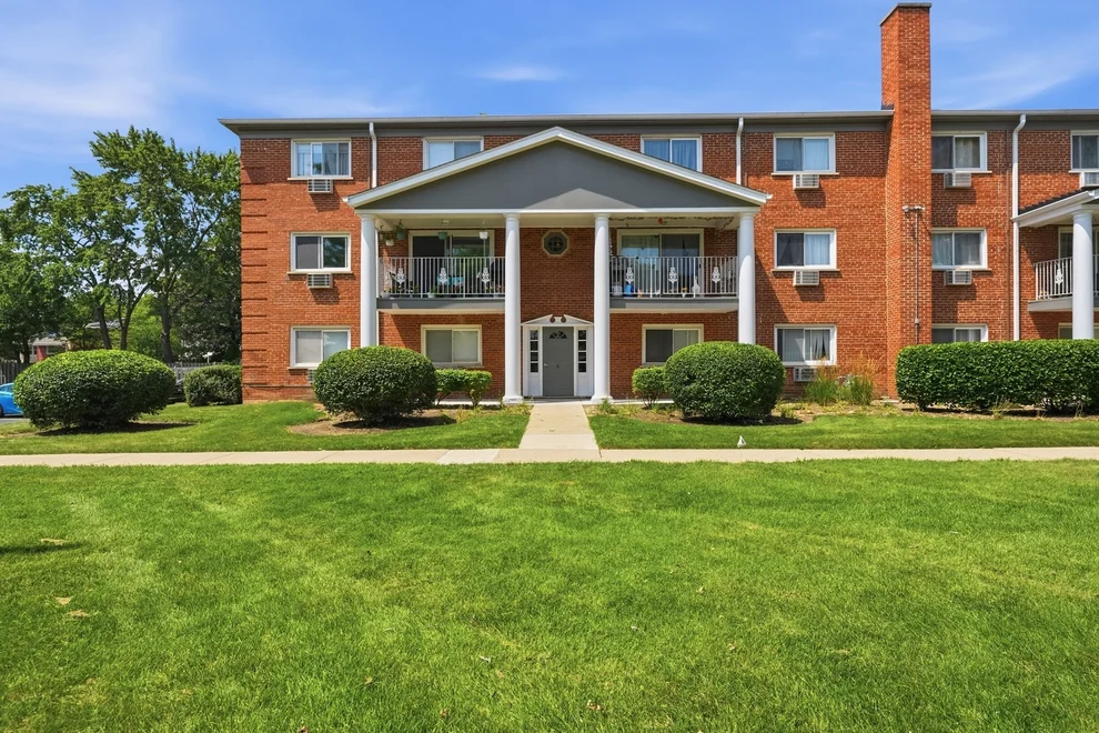 Unit for sale at 6 E Lillian Avenue, Arlington Heights, IL 60004