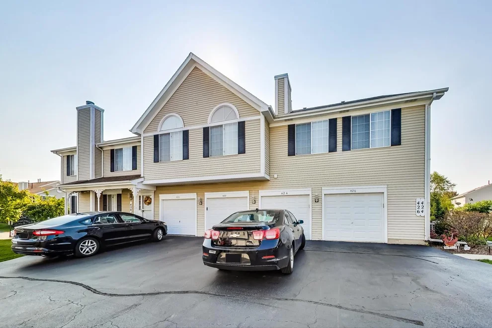 Unit for sale at 424 Sandhurst Lane, South Elgin, IL 60177