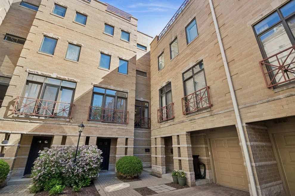 Unit for sale at 1350 W Byron Street, Chicago, IL 60613