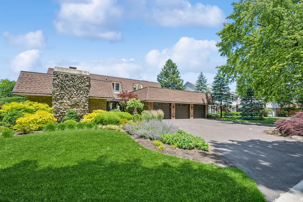 Unit for sale at 2036 Valley Lo Lane, Glenview, IL 60025