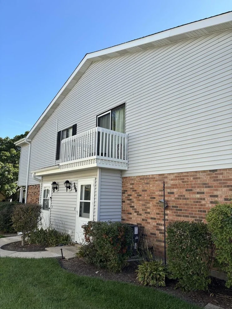Unit for sale at 366 N Washington Court, Vernon Hills, IL 60061