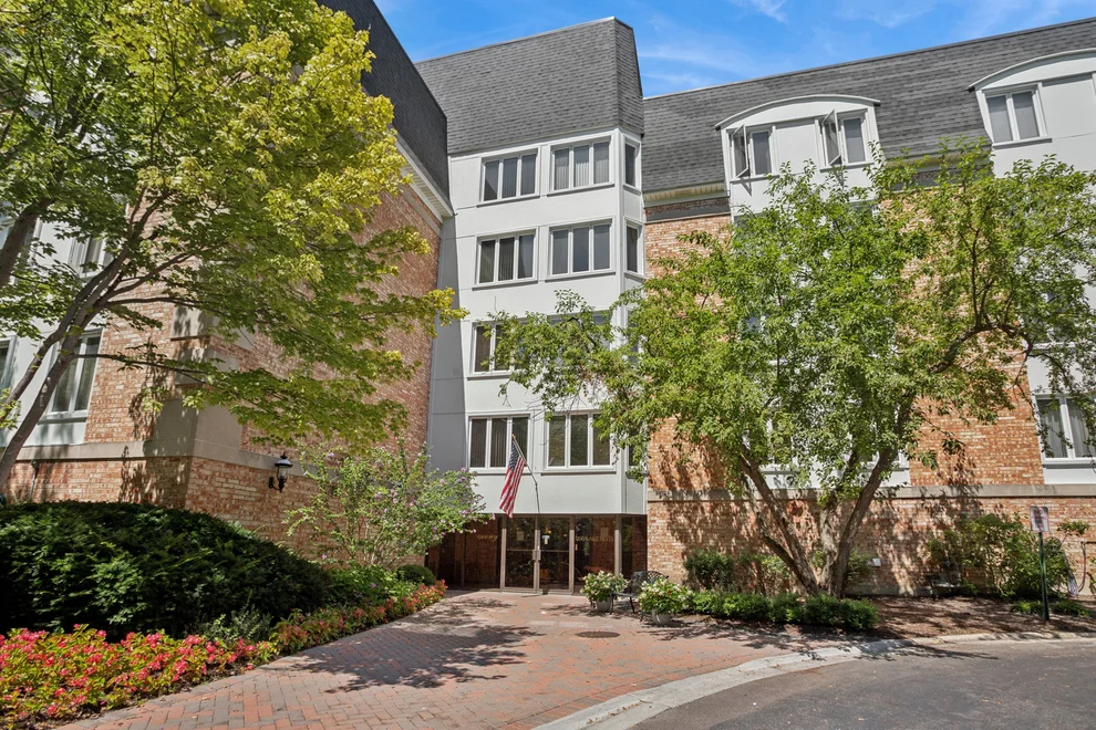 Unit for sale at 200 Lake Boulevard, Buffalo Grove, IL 60089