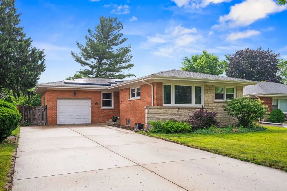 Unit for sale at 513 S William Street, Mount Prospect, IL 60056