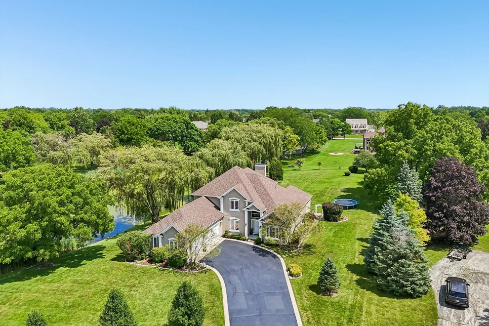 Unit for sale at 184 Bluebird Court, Hawthorn Woods, IL 60047