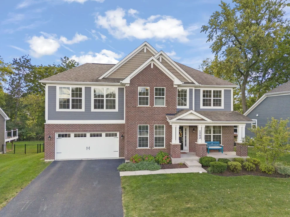 Unit for sale at 1240 W Thomas Road, Wheaton, IL 60187