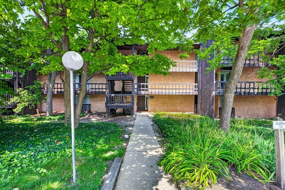 Unit for sale at 5603 Lakeside Drive, Lisle, IL 60532